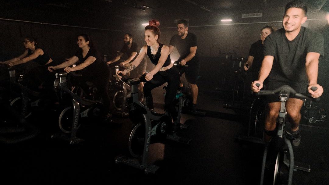 L indoor cycling a velo dans le noir et en musique pour lacher prise
