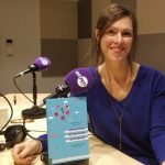 Lyne Derose pose avec le livre qu'elle a coécrit