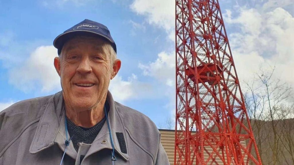 Alsace : il construit une réplique de la tour Eiffel dans son jardin