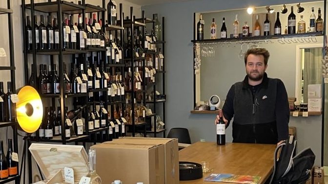 Yann Burckel a sa boutique Vins Côté Femmes à Lectoure, Gers