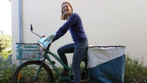 Claire Rousset, fondatrice de Partoutacycle avec son vélo customisé.