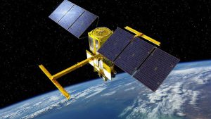 Satellite SWOT en orbite au dessus de la Terre