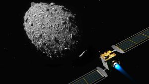 vaisseau satellite se dirigeant vers astéroïde dans l'espace