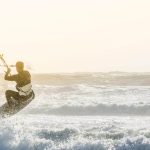 Amputé d’une jambe, il continue la pratique du kitesurf