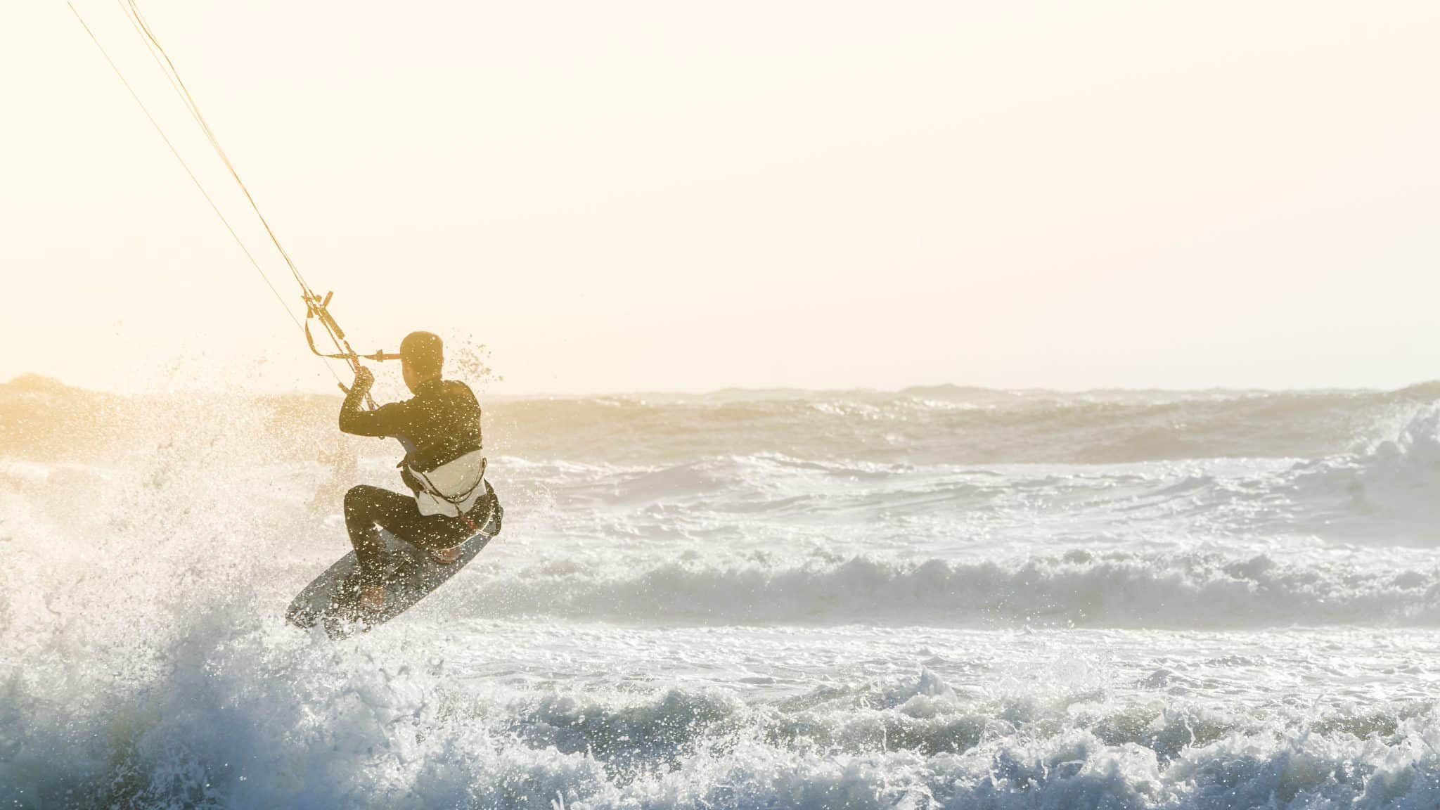 Amputé d’une jambe, il continue la pratique du kitesurf