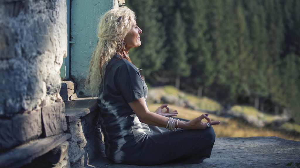 Charlotte Saint Jean nous initie au yoga du visage