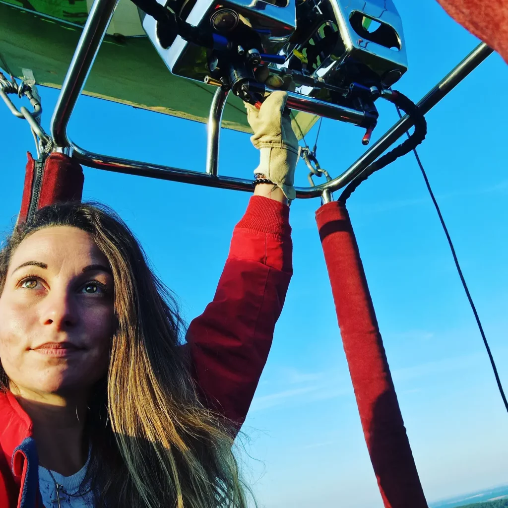 A 26 ans, elle bat déjà des records en montgolfière