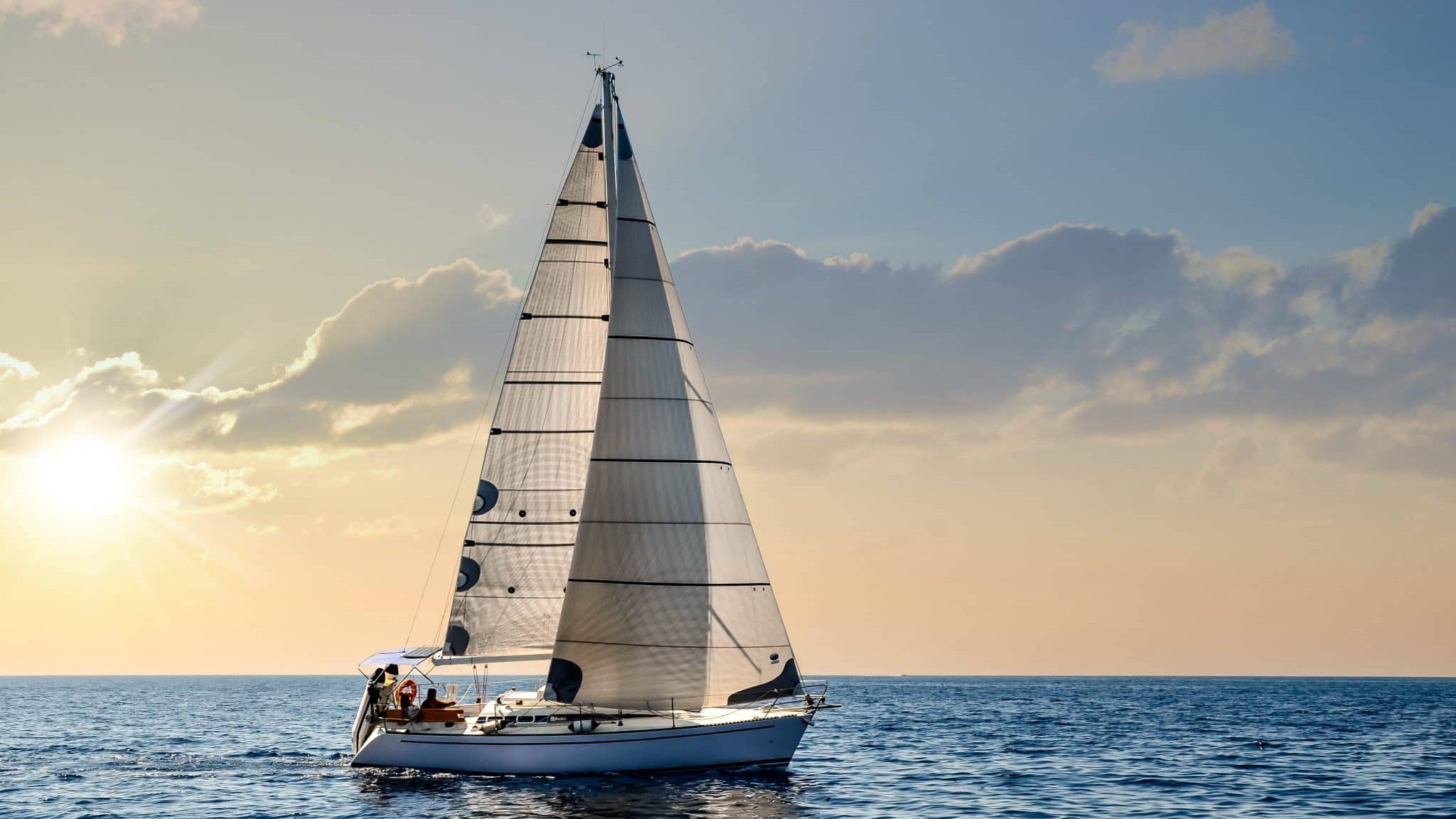 Un skipper fait découvrir la navigation à des enfants en foyer