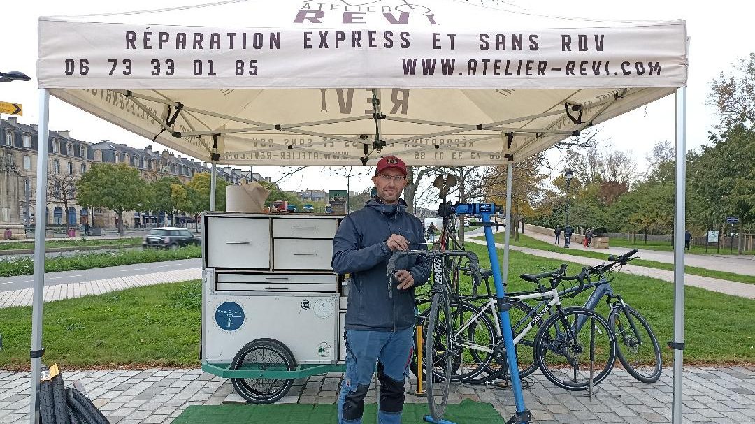 Bastien, fondateur de l'Atelier Revi, sur les quais de Bordeaux.