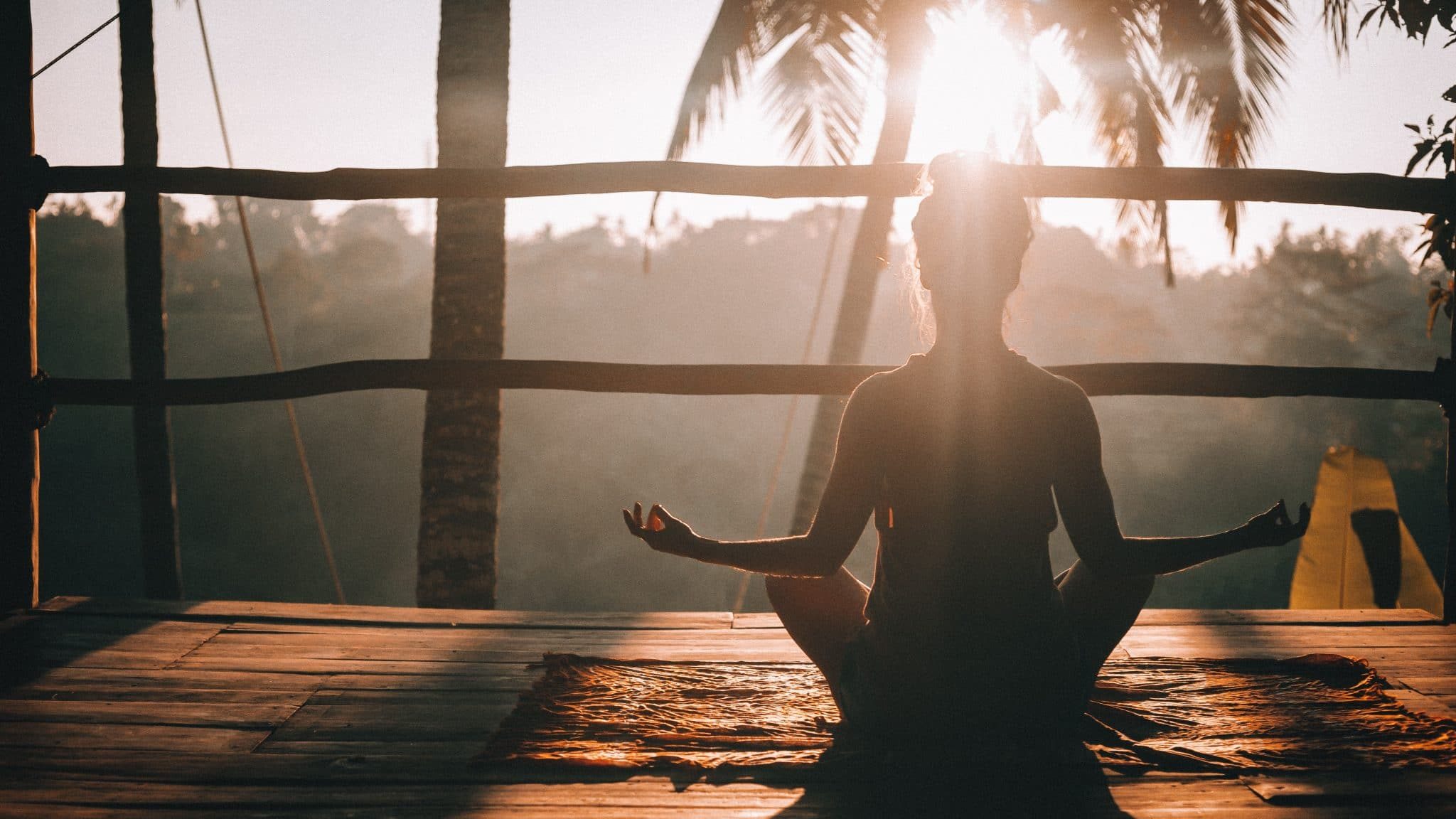 Une femme en posture de yogi.