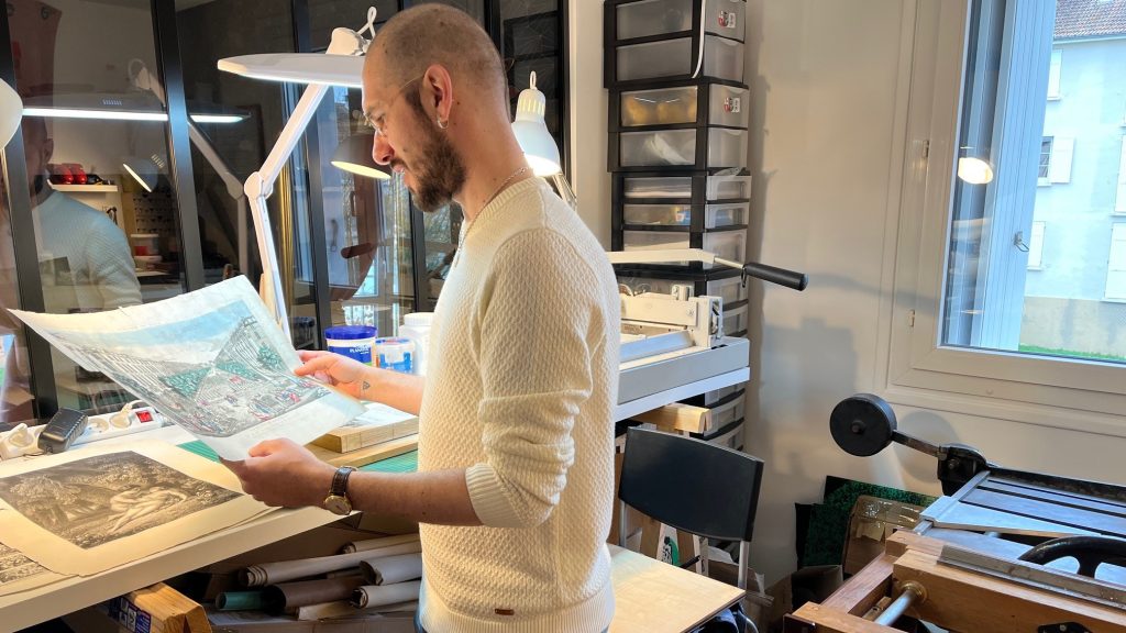 À Fontainebleau, Eric Parmentier restaure des livres anciens