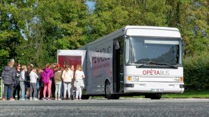 Une file d'attente pour monter dans l'opérabus, un bus aménagé en opéra pour le rendre accessible à tous. Exemple de mobilité culturelle.