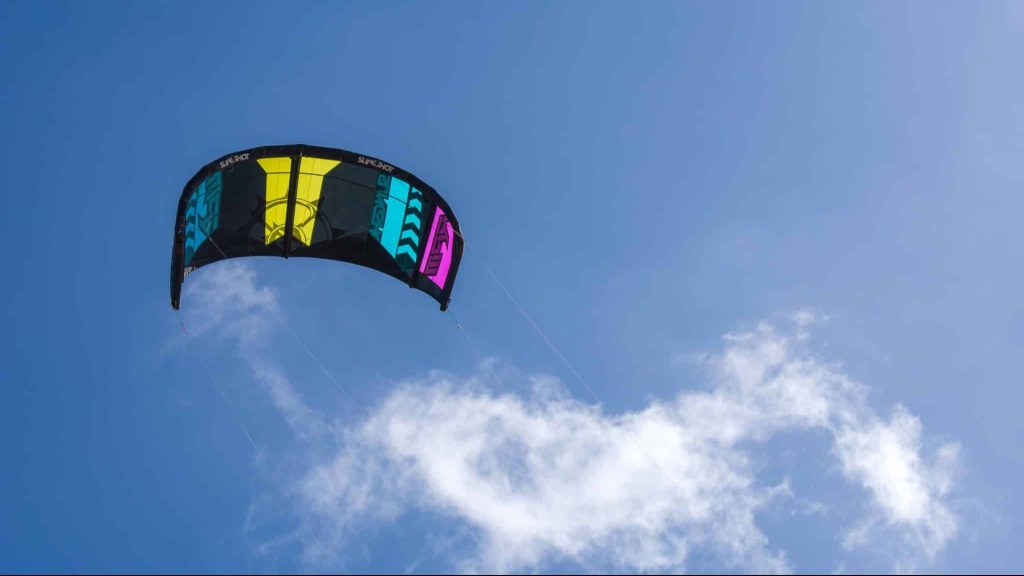 Yves Parlier veut tracter des bateaux grâce à un kite et au vent 