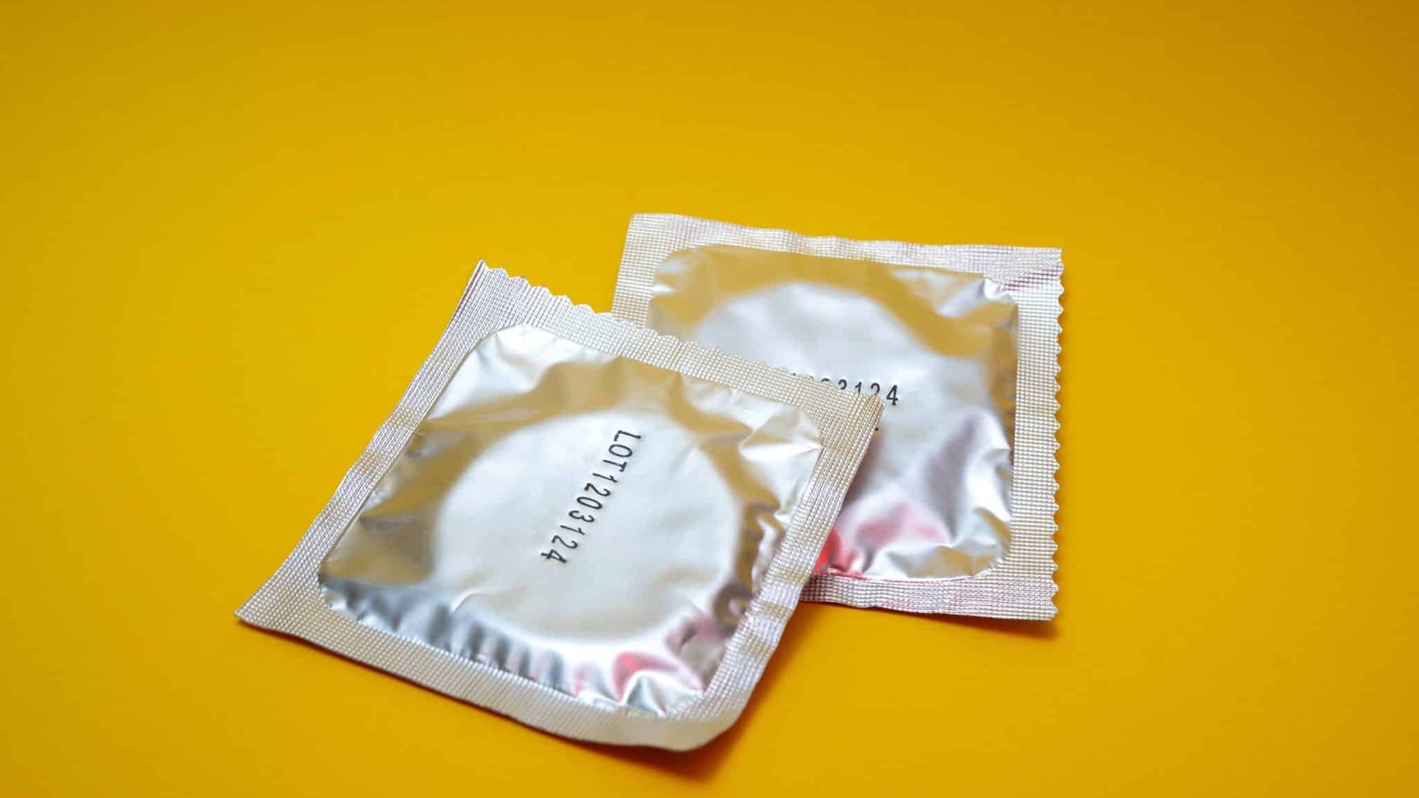 Deux préservatifs.