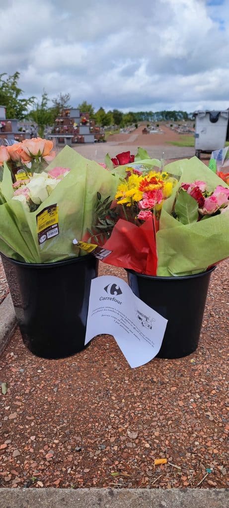 Pas-de-Calais : il met à disposition des bouquets pour fleurir les tombes