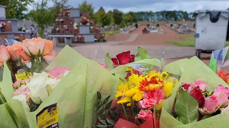 Jordan Lourdel met à disposition des fleurs pour fleurir les tombes