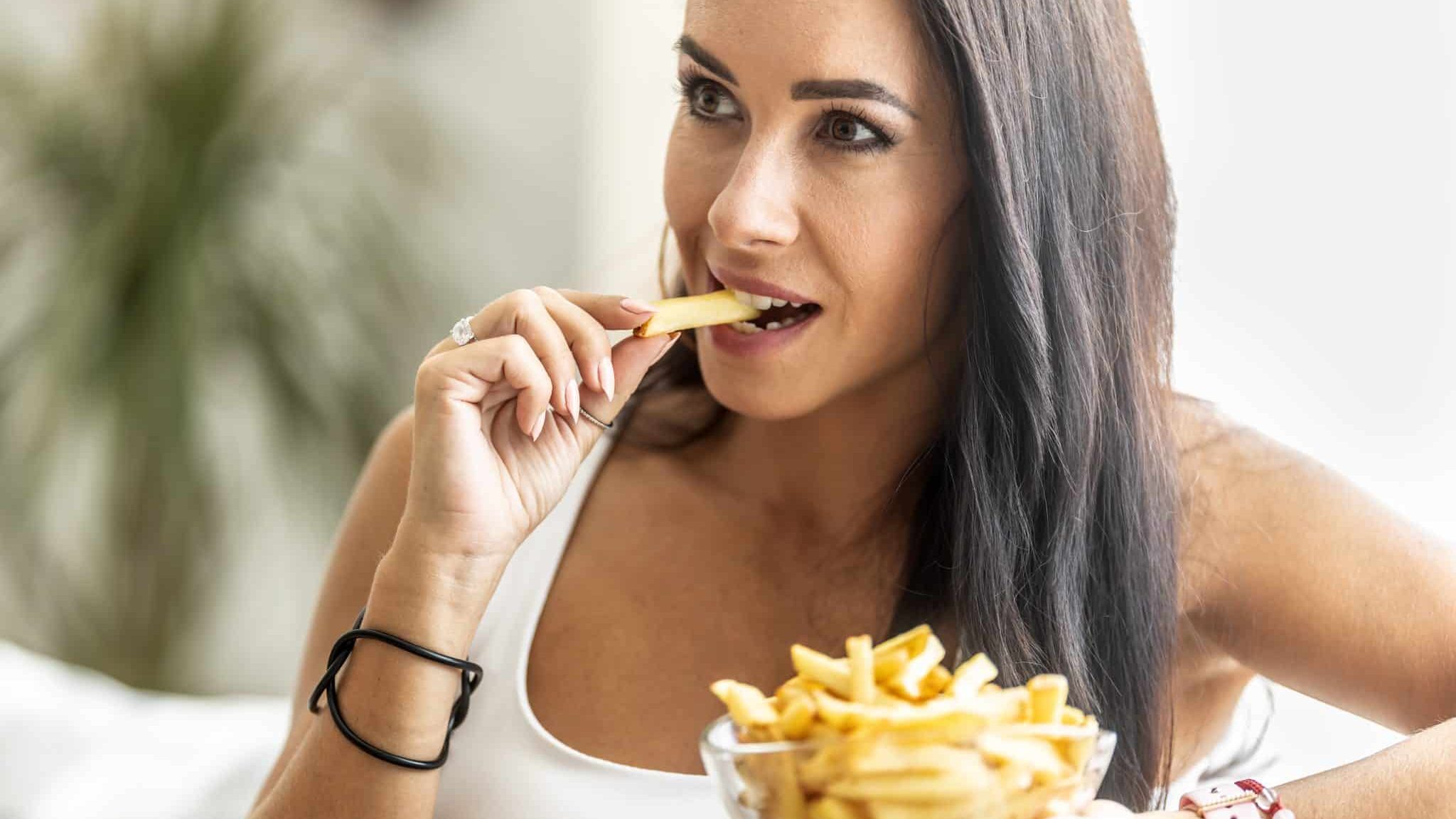 femme mange pomme de terre