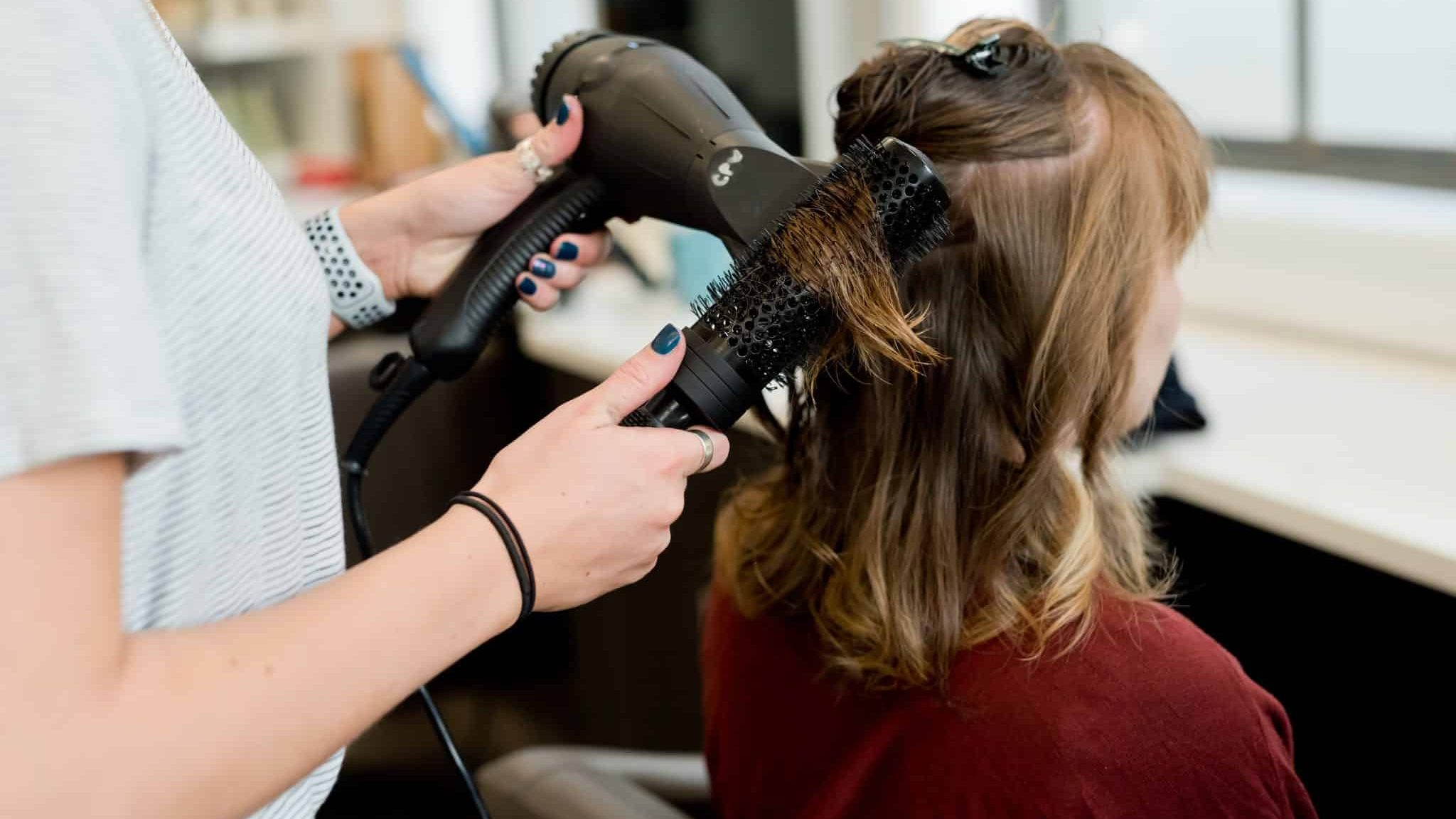 Donner ses cheveux pour aider les personnes atteintes d’un cancer Kulør Hair Design and Color Studio is the best place for hair styling, located at 22 East Center Street in Logan, Utah. https://www.instagram.com/kulorsalon/ https://www.kulorsalon.com/ 435-213-9075 https://www.aveda.com/salon/KulorSalon https://www.instagram.com/AwCreativeUT/ https://www.AwCreativeUT.com/ #AwCreativeUT #KulōrSalon