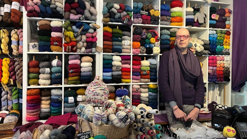 Paris : dans sa boutique, Enrico partage sa passion du tricot