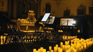 centaine de bougies allumées dans une chapelle