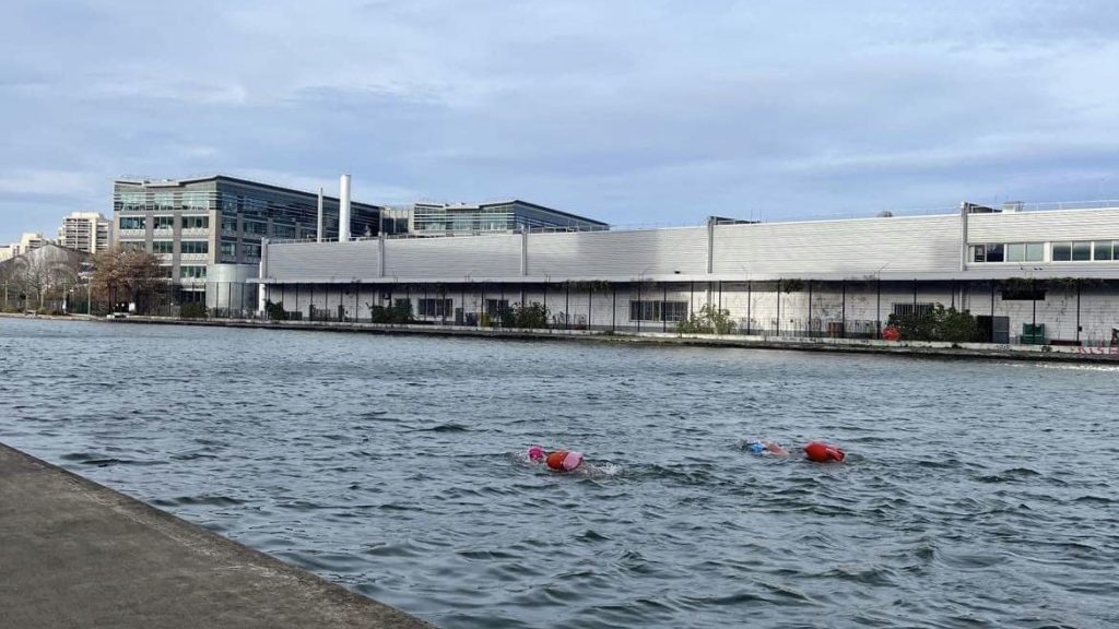 Paris : plongée dans l’eau froide du canal de l’Ourcq