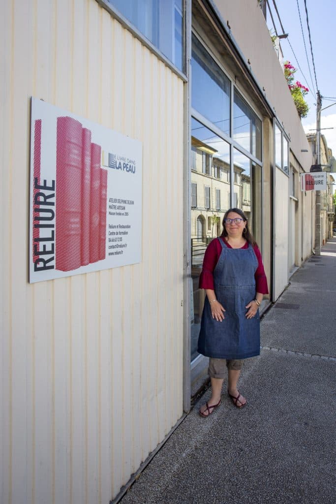 Delphine Dejean, restauratrice et relieuse de livres