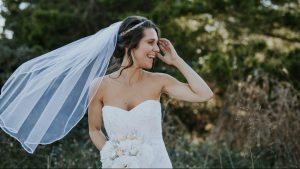 Sologamie : Une jeune mariée a un bouquet en mai