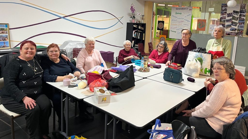 Près de Paris, un atelier tricot tenu par des retraitées