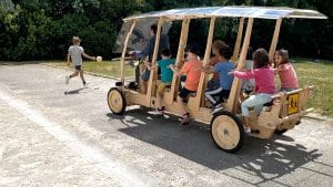 Le Woodybus peut transporter 8 enfants qui, eux-mêmes, pédalent.