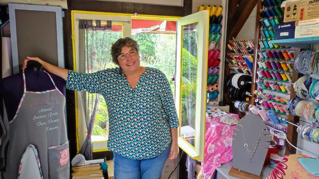 Corinne Chamant, créatrice de bijoux en papier recyclé à la Réunion