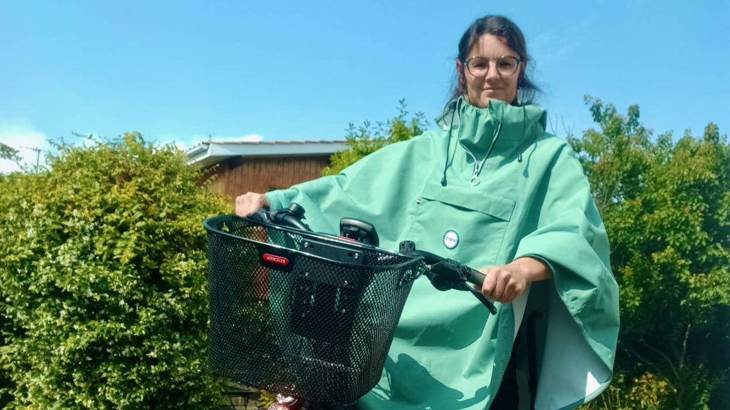 Vélo : le Temps des Grenouilles veut rendre la cape de pluie sexy