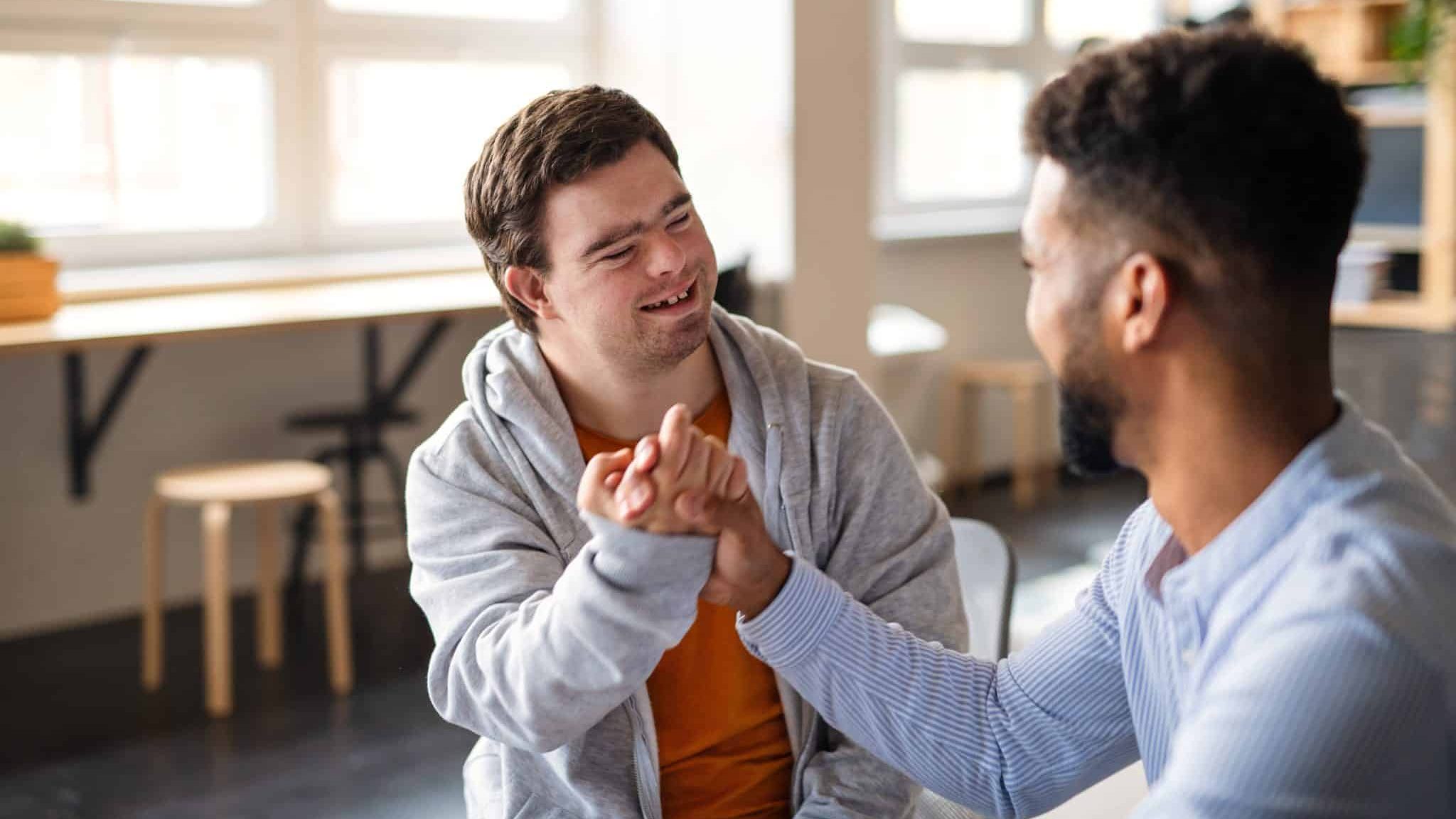 Deux jeunes hommes.