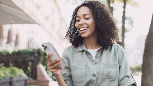 jeune femme avec son téléphone