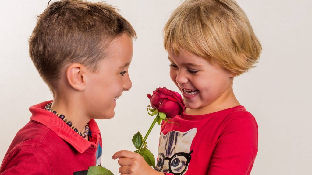 Premier amour à la maternelle : comment en parler et réagir ?