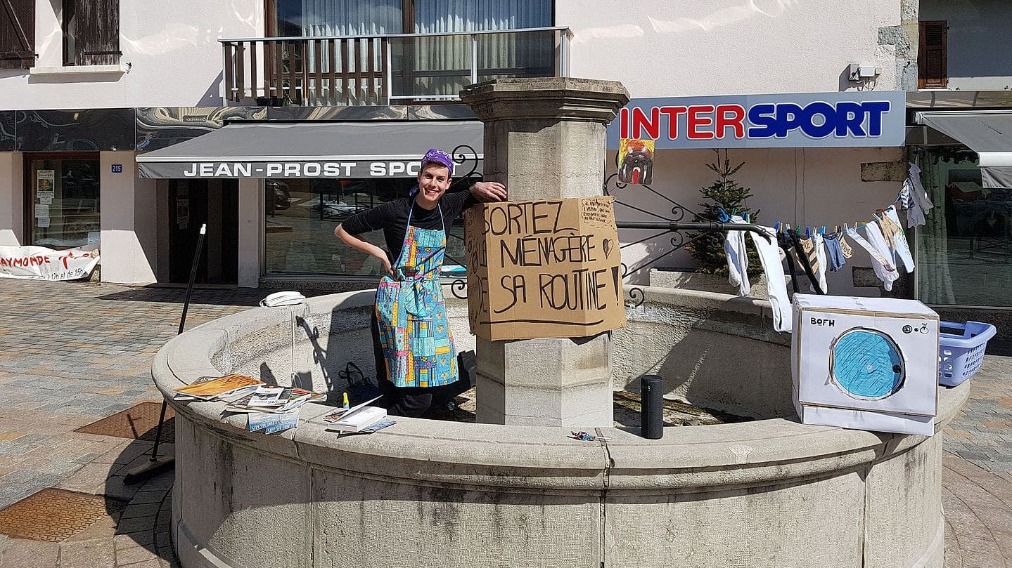 Personne dans fontaine spectacle art