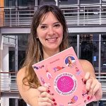 Mathilde Elind avec son livre "En mouvement pour l’accouchement, 60 exercices pour bien se préparer avec la kiné"