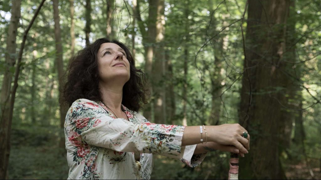 Promenade dans la nature avec Nathalie Grosz, créatrice des messarbres