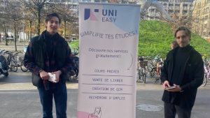 Victor Haussermann (à gauche) lors de sa présentation aux étudiants d'Unieasy