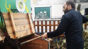 Un employé de la Brocante Verte fait du compost