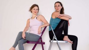Ingrid Baisse et Priscilla Luthringer professeures de yoga sont assises sur une chaise