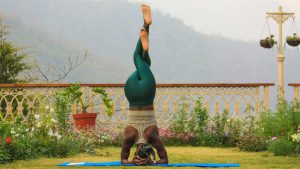 Une dame effectue une posture d'inversion de yoga