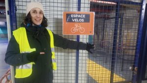 Marlène, bénévole à Vélo-Cité, nous ouvre les portes d'un local à vélo sécurisé.