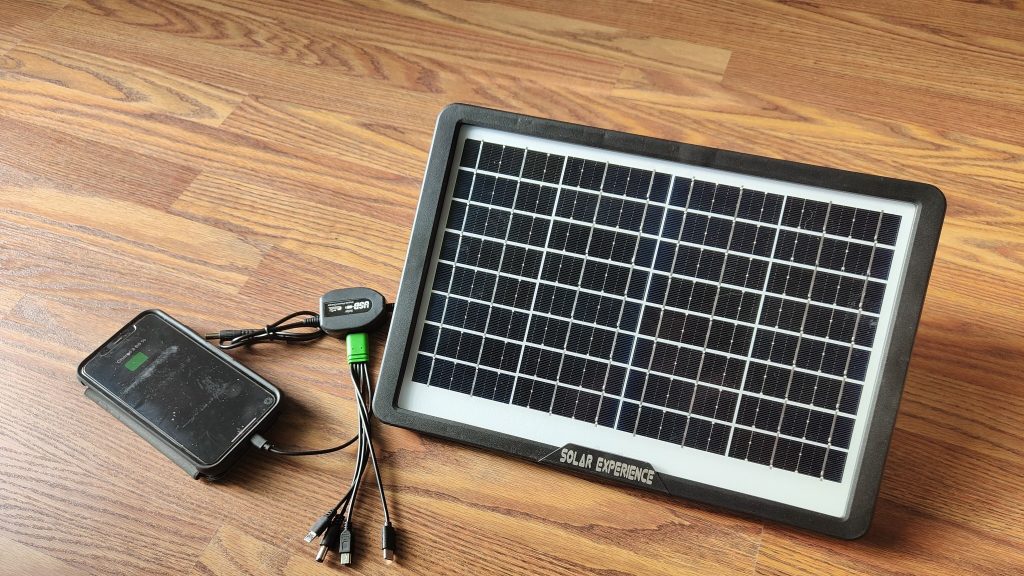 Il crée des batteries et panneaux solaires portatifs pour les démunis