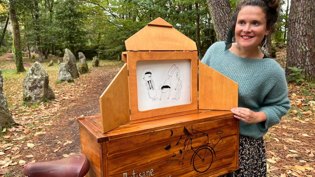 Elle arpente les villes avec un Kamishibaï pour raconter ses histoires