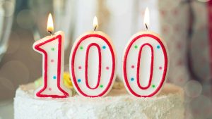 Un gâteau d'anniversaire avec des bougies 100 ans.