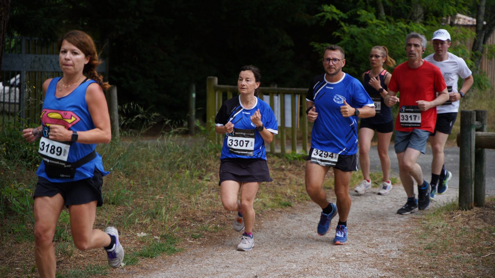Des participants à La Course du Petit Prince courent sur l'écosite du Bourghail à Pessac en Gironde lors de la première édition