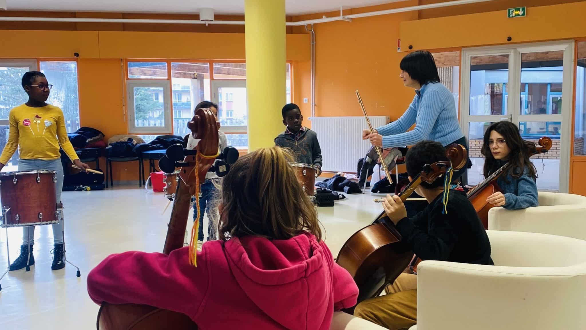 Des jeunes suivent des cours de percussions avec un membre de l'Orchestre Dijon Bourgogne