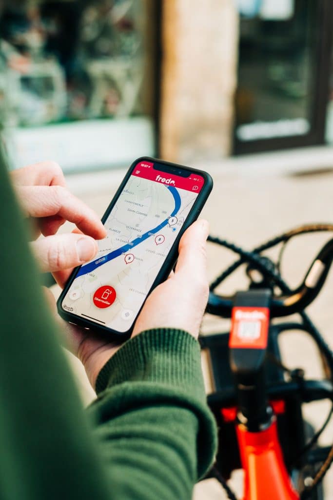 Doter les territoires périurbains de vélos en libre-service avec Fredo