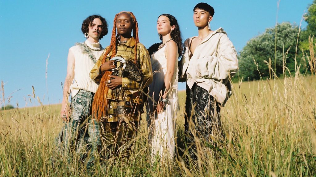 Brest : ses vêtements en algues prônent un nouveau regard sur la mode