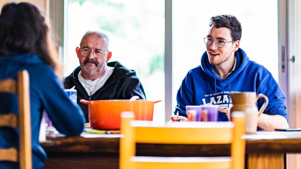 Dans les Maisons Lazare, des actifs et des anciens SDF vivent ensemble